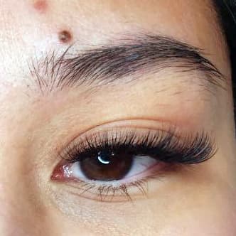 Discover the benefits of hybrid eyelash extensions from Diamond Eyelash Extensions in Melbourne, including enhanced beauty, convenience, and boost in confidence.
