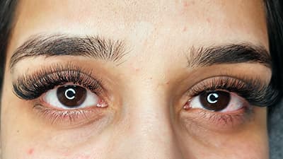 Comparison of hybrid eyelash extensions vs. other lash styles, highlighting the balanced look and versatility of hybrid extensions.