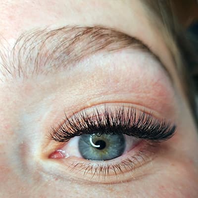Hybrid eyelash extensions by Diamond Eyelash Extensions in Melbourne perfect for special occasions, adding glamour and confidence to your appearance.