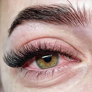 Tips for maintaining hybrid eyelash extensions from Diamond Eyelash Extensions in Melbourne, ensuring long-lasting volume and beauty.