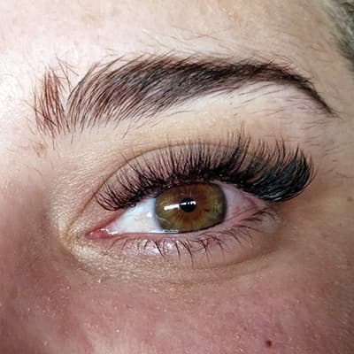  Client testimonial about the experience of getting hybrid eyelash extensions from Diamond Eyelash Extensions in Melbourne, highlighting satisfaction and results.