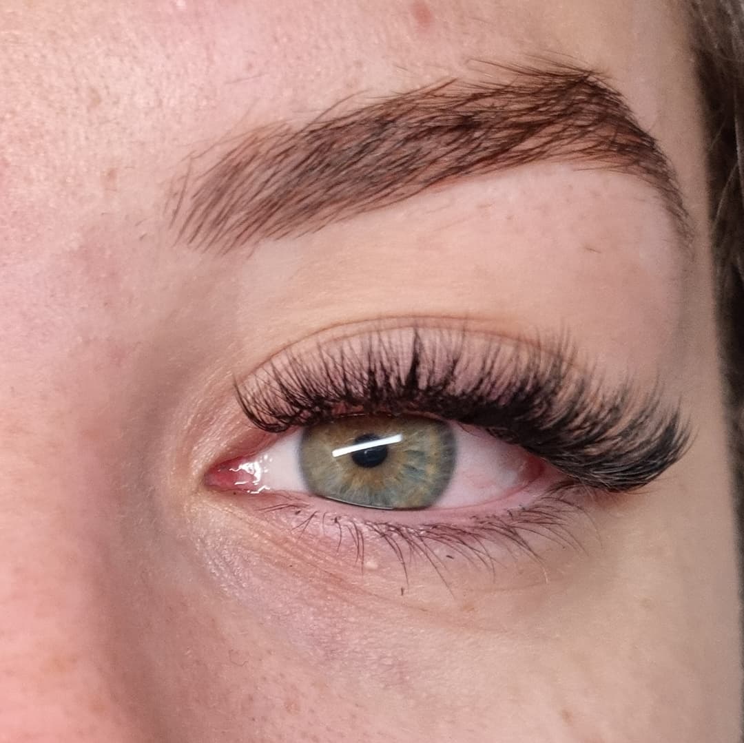 Hybrid eyelash extensions in Melbourne by Diamond Eyelash Extensions, combining the best of classic and volume lashes for a natural yet dramatic look | Melbourne